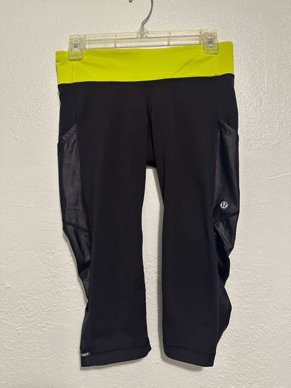 Lululemon Black Cropped Leggings with Green Waistband Size 6